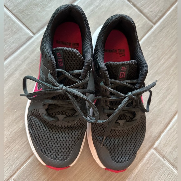 Nike Black and Red Athletic Shoes - Picture 2 of 6